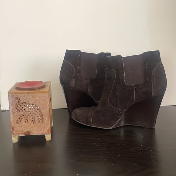 The heel is 3-7/8 Fits a size 8 to 8-1/2. Tory Burch Adrienne bootie. EUC . - Picture 6 of 6